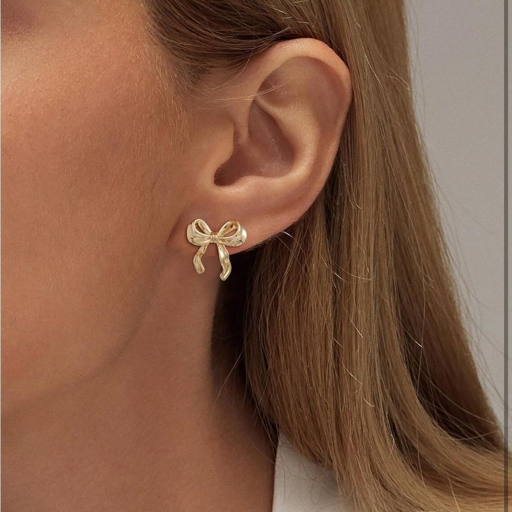 Gold stud bow earrings 🎀 - Picture 5 of 6